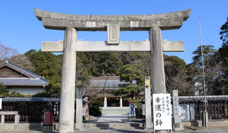 福岡市の西公園にある光雲神社の入り口です。大きな鳥居の奥に本殿があります。鳥居の右側に幸運の鈴と書かれた看板があります。