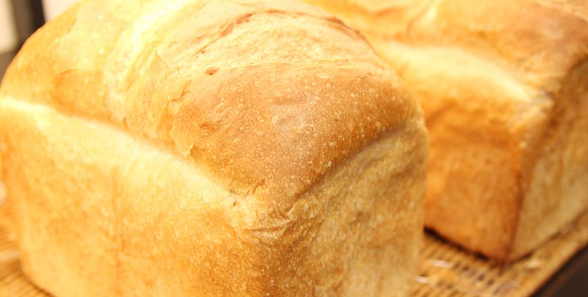 唐人町商店街にある唐人ベーカリー ポエム本店の商品、食パンです。山型食パンが2斤あります。