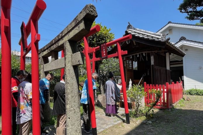 八橋神社で開催の福岡ソフトバンクホークス優勝祈願祭です。当仁校区の住民の方々が参加しています。宮司さんにより祝詞が奏上されています。
