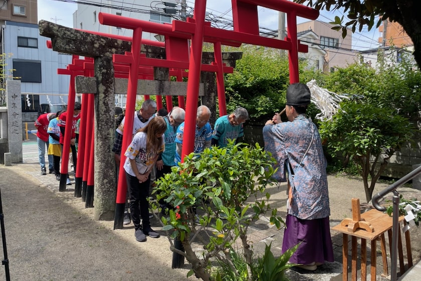 八橋神社で開催の福岡ソフトバンクホークス優勝祈願祭です。当仁校区の住民の方々が参加しています。宮司さんによりお祓いが行われています。