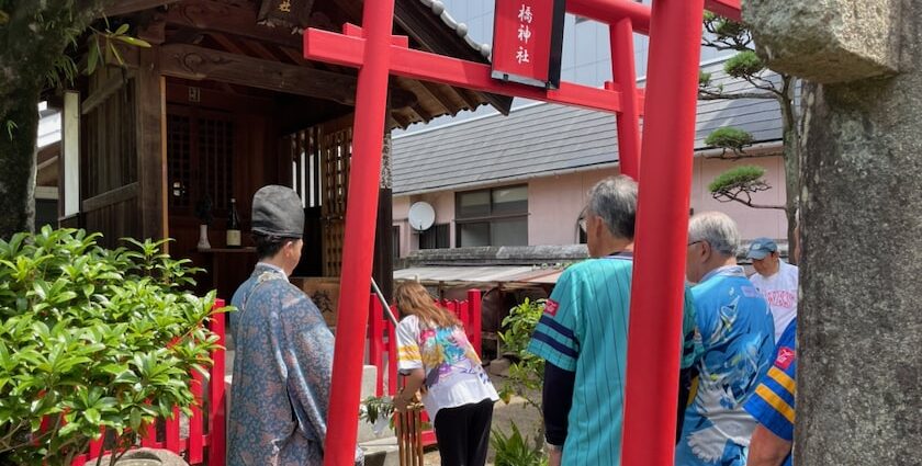 八橋神社で開催の福岡ソフトバンクホークス優勝祈願祭です。当仁校区の住民の方々が参加しています。玉串が奉納されています。