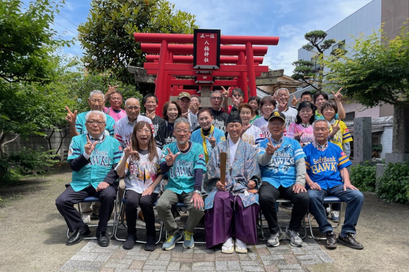 八橋神社で開催の福岡ソフトバンクホークス優勝祈願祭です。ご参加された当仁校区の住民の方々みなさんとの写真撮影です