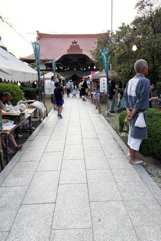 八兵衛地蔵尊消防祭りの会場の成道寺境内に出店が並んでいます