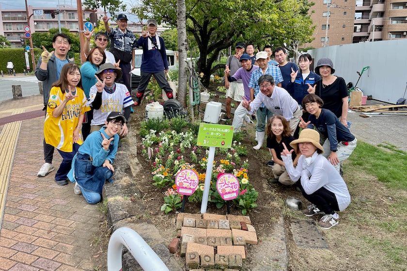 ホークスとうじん通りガーデンの草刈り＆花植えをしていただいた当仁校区のみなさんです