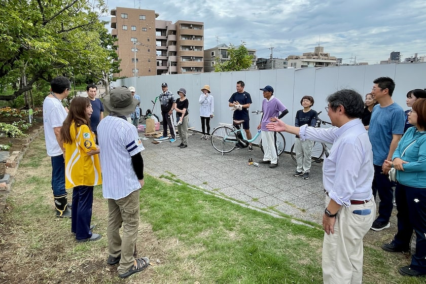 草刈り＆花植えが終わって、参加したみなさんが簡単な話し合いをしています