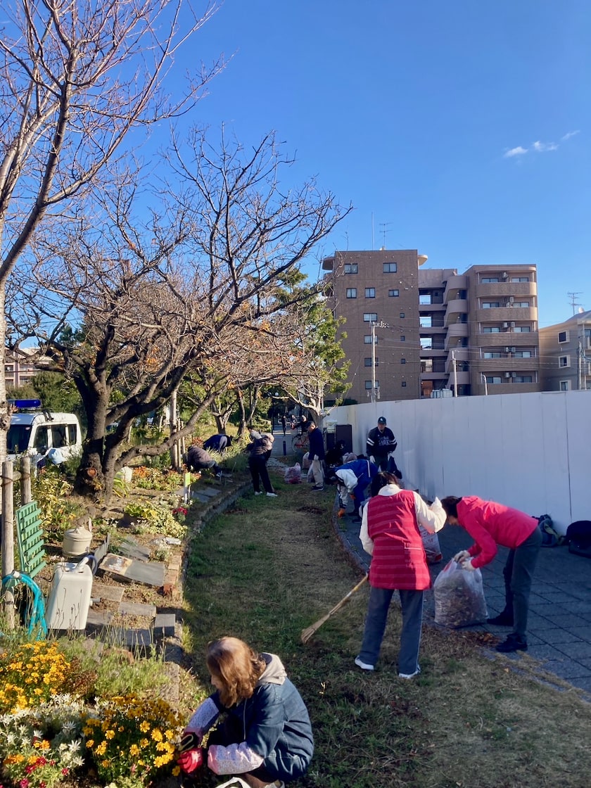 ホークスとうじん通りガーデンを地域のみなさんで草刈りしているところです