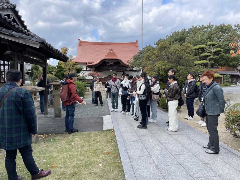 当仁校区地域住民と外国人交流事業　唐人町まち歩きで成道寺を訪れています