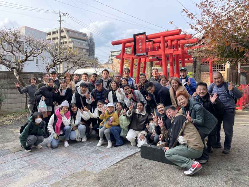 当仁校区地域住民と外国人交流事業　八橋神社で参加者全員での記念撮影です