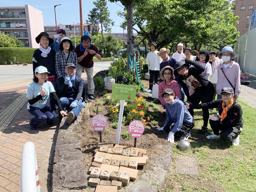 地域のみなさんによるホークスとうじん通りガーデンでの花植えです