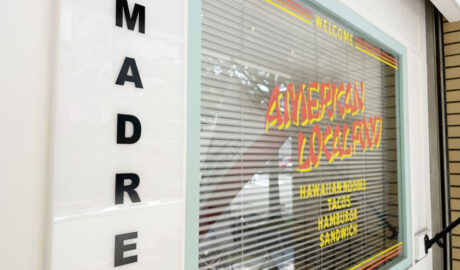 西公園のアメリカ料理店MADRE マドレの外観です。MADREとかかれたお店の看板の横のお店の窓にはAMERICAN LOCAL FOODとかかれています