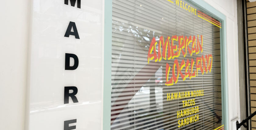 西公園のアメリカ料理店MADRE マドレの外観です。MADREとかかれたお店の看板の横のお店の窓にはAMERICAN LOCAL FOODとかかれています