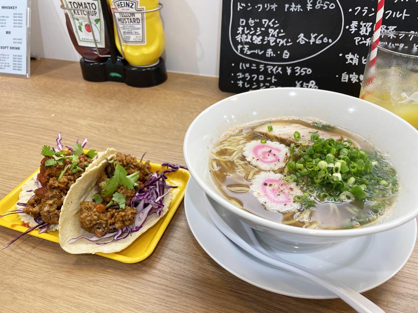 西公園のアメリカ料理店MADRE マドレの店内です。ハワイアンヌードルとタコスがお店のカウンターに並んでいます。