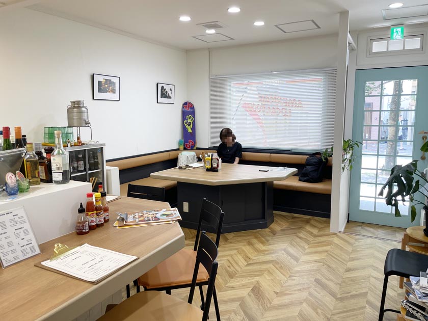 西公園のアメリカ料理店MADRE マドレの店内です。左側にカウンター、奥にはソファとテーブルがおかれています。