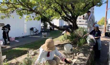 地域のみなさんが、ホークスとうじん通りガーデンの草刈りしています