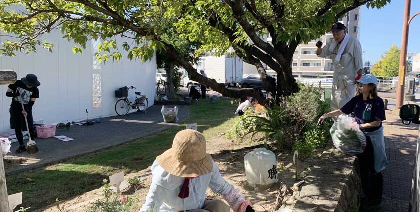 地域のみなさんが、ホークスとうじん通りガーデンの草刈りしています