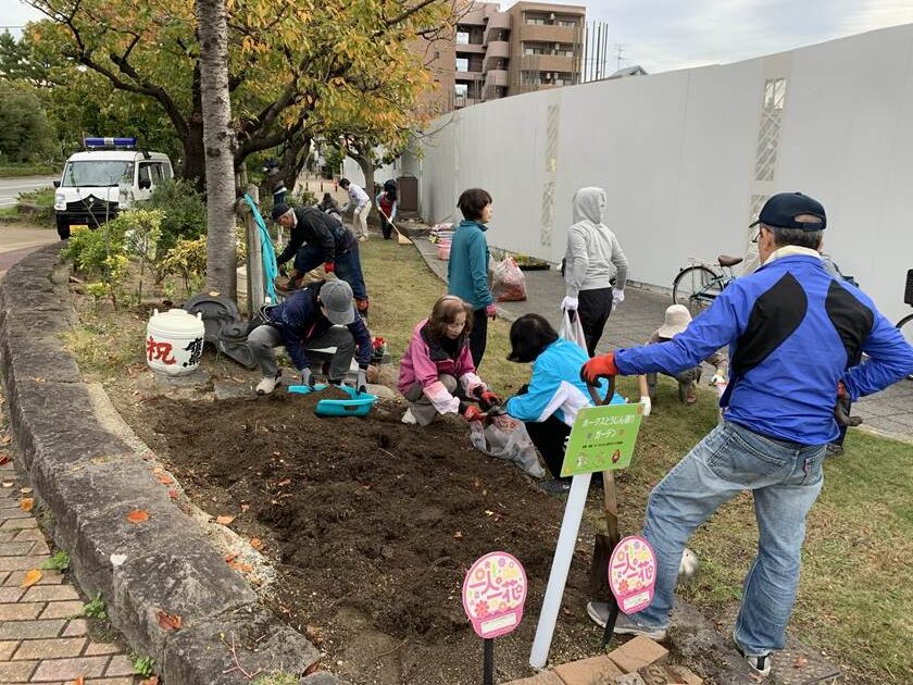 ホークスとうじん通りガーデンを地域のみなさんで花植えをしているところです