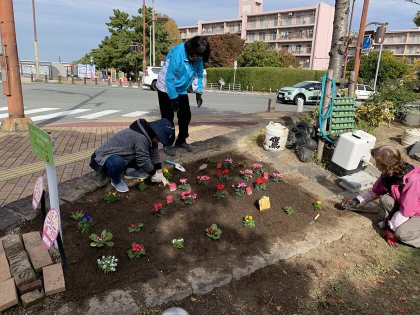ホークスとうじん通りガーデンを地域のみなさんで花植えをしているところです