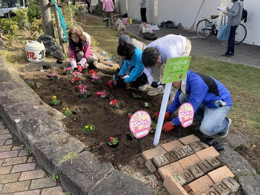ホークスとうじん通りガーデンを地域のみなさんで花植えをしているところです