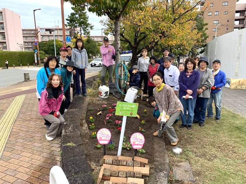 ホークスとうじん通りガーデンの草刈りをしていただいた当仁校区のみなさんです