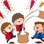 3人が楽しそうに餅つきをしています