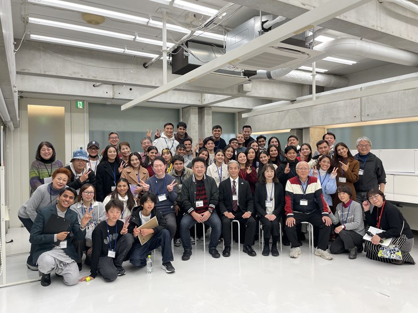 当仁校区地域住民と外国人交流事業 留学生、地域住民みなさんでの記念撮影