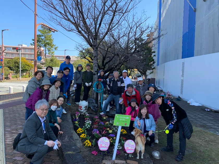 ホークスとうじん通りガーデンの草刈りをしていただいた当仁校区のみなさんです